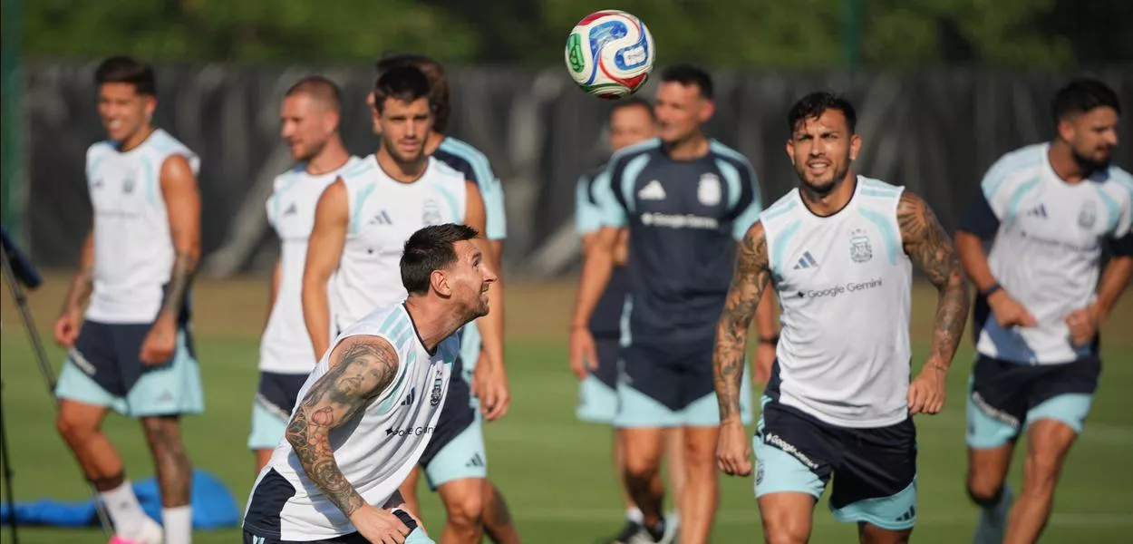 Lionel Messi, Leandro Paredes e companheiros da seleção argentina durante o treino no Centro de Treinamento do Sporting KC, Kansas City, EUA 
24 de junho de 2026  