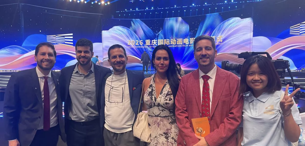 João Amorim (ao centro) e a equipe de Ho Ho & e Som do Brasil