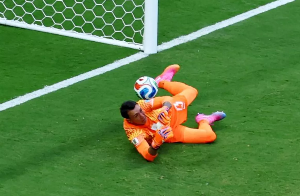 Goleiro do Uruguai volta a falhar na Copa e viraliza na internet; confira