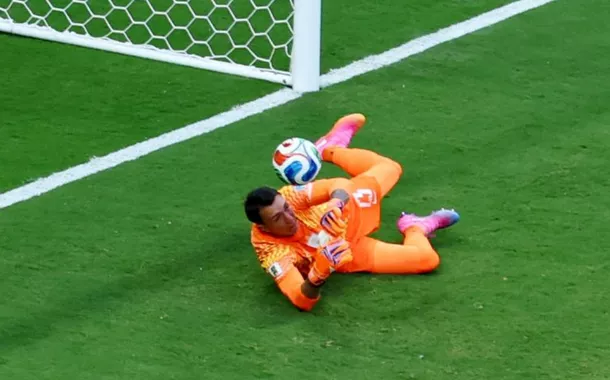 Goleiro do Uruguai volta a falhar na Copa e viraliza na internet; confira