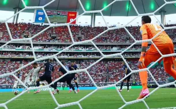 Espanha vence, elimina o Uruguai e avança em primeiro na Copa