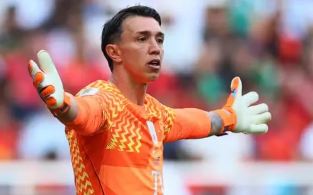 Uruguaio Muslera se torna o goleiro com mais "frangos" em edições de Copa do Mundo