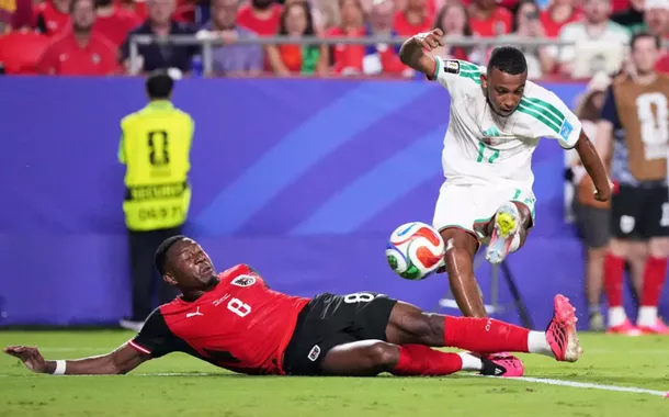 Áustria arranca empate com Argélia e avança em jogo de seis gols