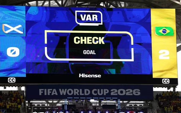 VAR ganha protagonismo na Copa e muda 95% das decisões revisadas