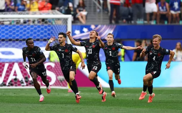 Canadá bate a África do Sul e vai às oitavas da Copa com gol nos acréscimos