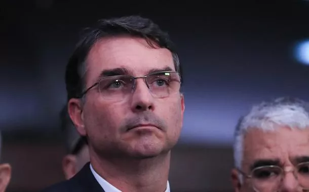 Flávio Bolsonaro enfrenta crise com o eleitorado feminino após declarações de Paulo Figueiredo (vídeo)