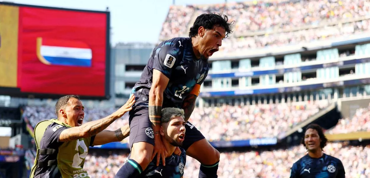 Julio Enciso, do Paraguai, comemora o primeiro gol ao lado de Gustavo Gómez
29 de junho de 2026 